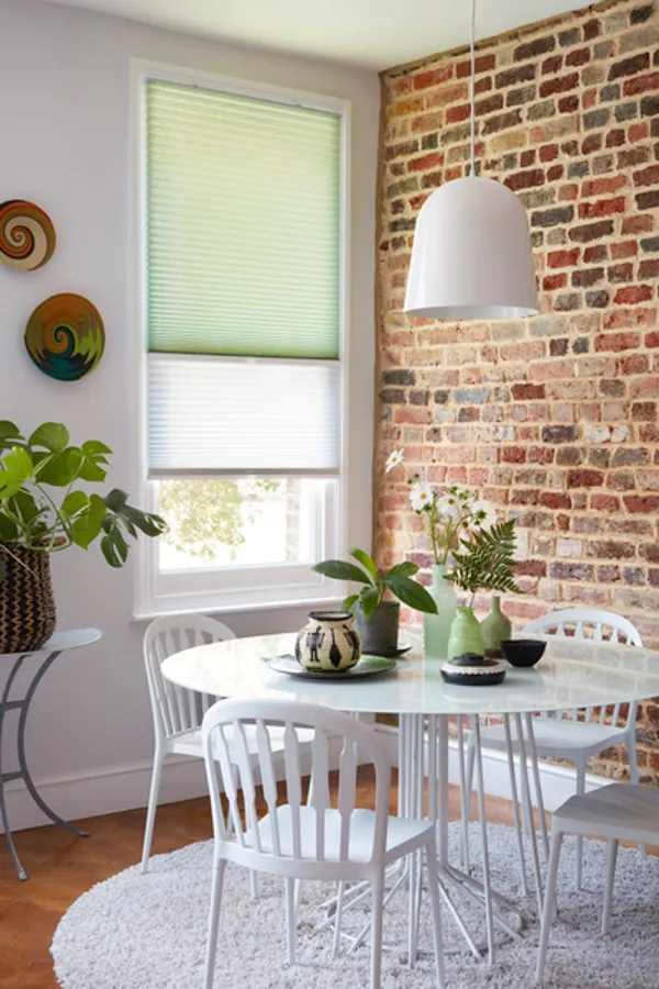 HIL 2019 PLEATEDLAUNCH PLEATEDBLINDS TRANSITION CRUSTMISTGREEN ZEN WHITE DINING 315